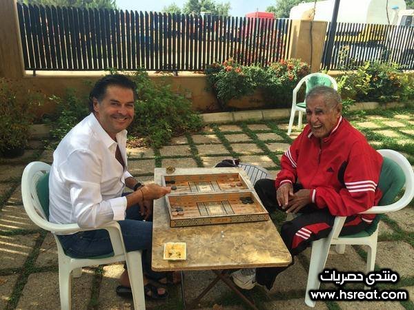 راغب يلعب طاولة مع والده .jpg