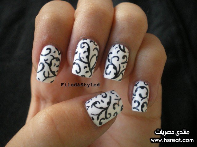 طلاء اظافر ابيضو اسود منقوش.jpg