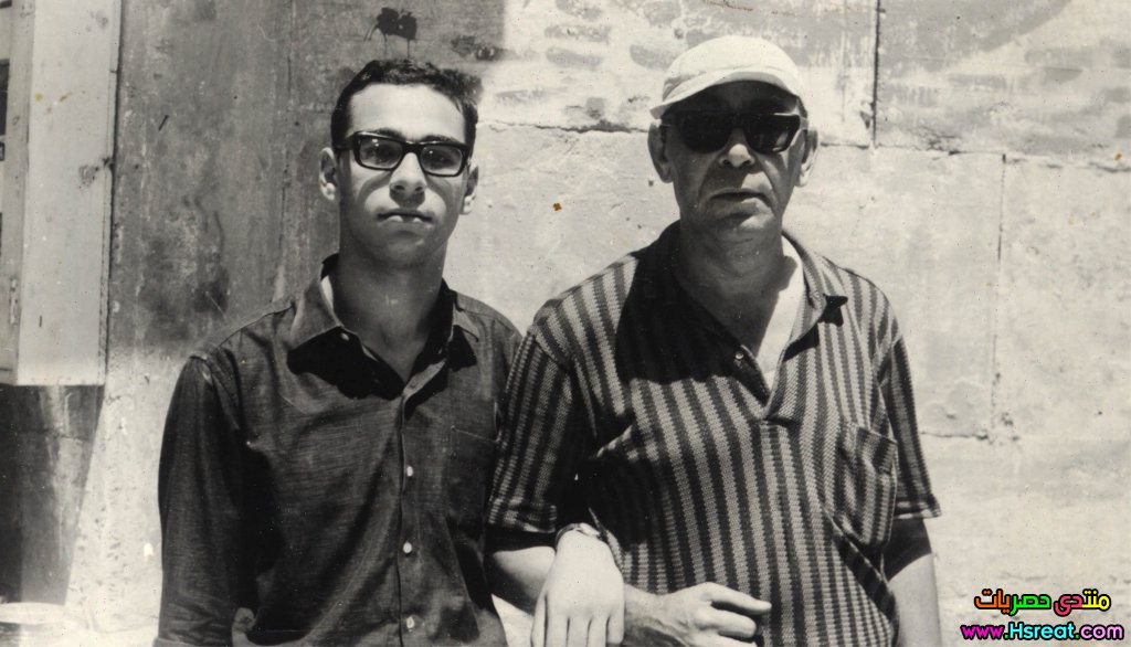 عبد-الرحمن-الخميسى-مع-ابنه-أحمد-عام-1965.jpg