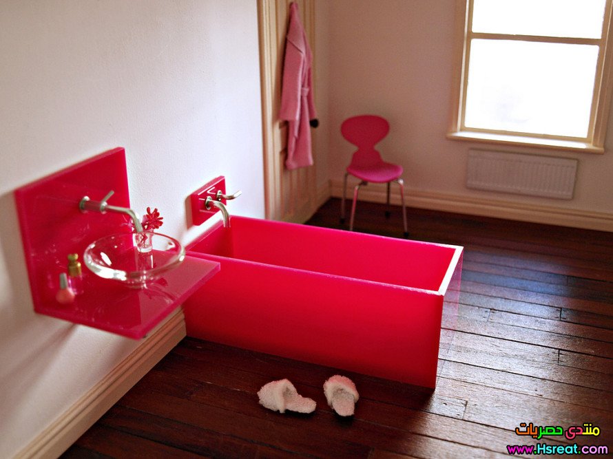 Beautiful-Design-Of-Pink-Theme-Bathroom-Mini-Bathtub-And-Wastafel-Glasses.jpg
