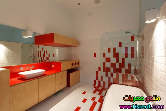 Red-decoration-in-minimalist-bathroom.jpg